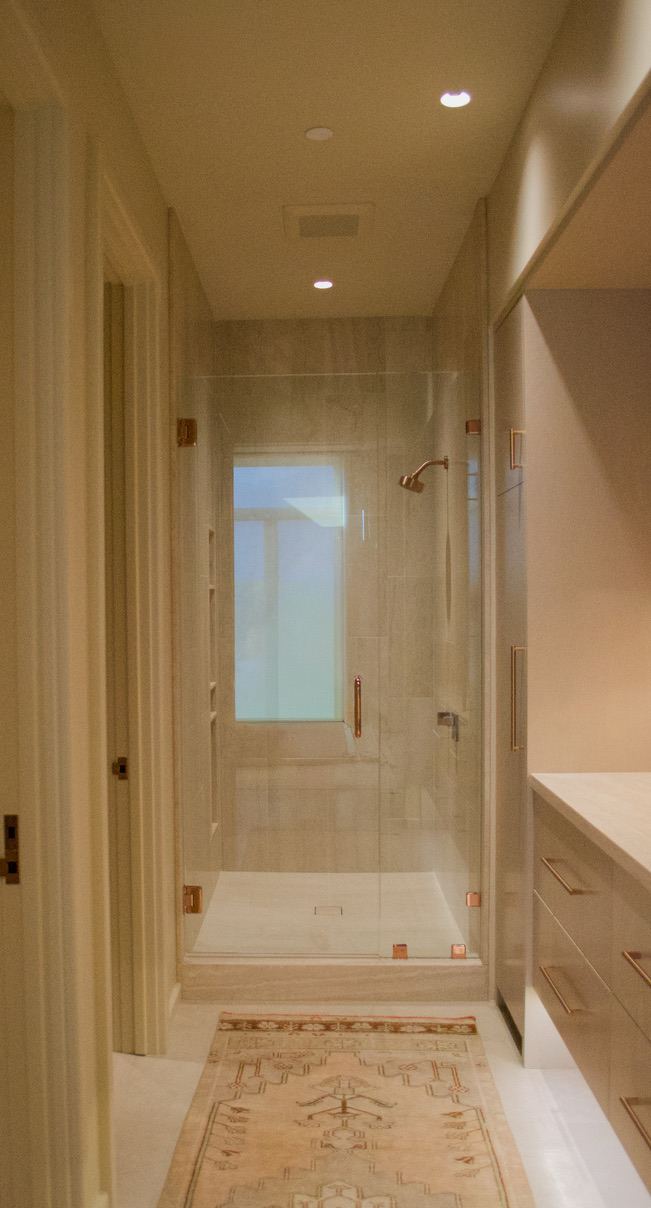 Glass shower suite with vintage runner
